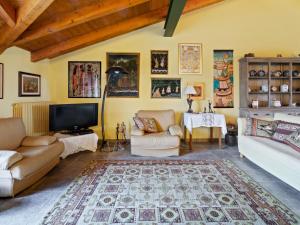 un soggiorno con divano e TV di Belvilla by OYO Secluded Apartment with Balcony a Romagnano Sesia