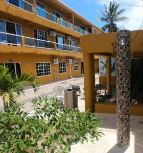 un edificio con una palma di fronte di Apartamentos Sweet Island a San Andrés