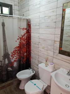 un baño con inodoro y lavabo en MIracampo, en San Antonio de Arredondo