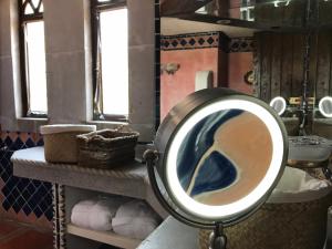 espejo en el baño con lavabo en Casa Sofia, en Cuernavaca