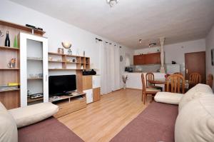 - un salon avec un canapé et une salle à manger dans l'établissement Apartment Kate - with large terrace, à Postira