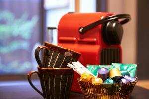 une tasse avec stylos et crayons à côté d'une valise dans l'établissement Rinn Kujofujinoki West, à Kyoto