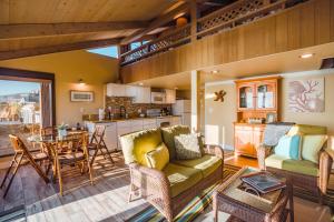 sala de estar con sofá, sillas y mesa en Seamist Beach Cottage, Private Beach & Ocean views, en Bodega Bay