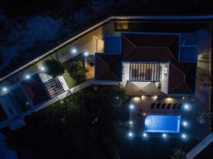 eine Aussicht auf ein Haus in der Nacht mit Pool in der Unterkunft Luxurious Villa in Debeljak with Swimming Pool in Debeljak