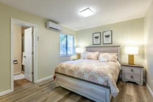 een slaapkamer met een bed en een raam bij @ Marbella Lane 3BR House in Downtown San Jose in San Jose