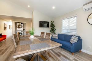 聖荷西的住宿－@ Marbella Lane NEW!3BR House in Downtown San Jose，客厅配有桌子和蓝色沙发