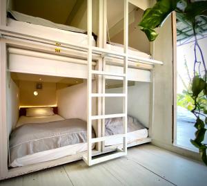En eller flere senge i et værelse på The Hide Hostel at Canggu