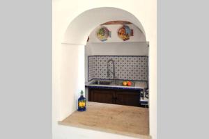 Un arco en una cocina con fregadero. en Villa Profumo di Mare con vista mozzafiato, en Positano 20 fotos más