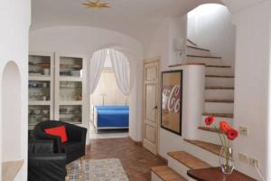 una sala de estar con un cartel de coca cola en la pared en Villa Profumo di Mare con vista mozzafiato en Positano