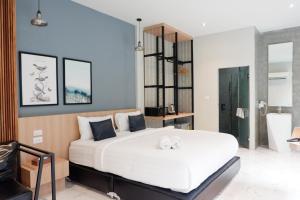 En eller flere senge i et værelse på Chill D Resort Buriram