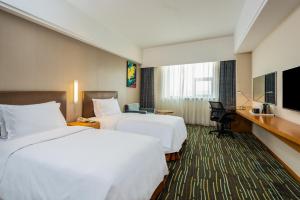 Postel nebo postele na pokoji v ubytování Holiday Inn Express Shanghai New Jinqiao by IHG + 24 fotografií