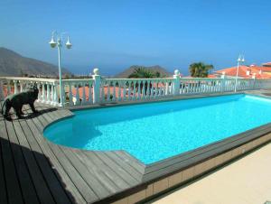 The swimming pool at or close to Apartment Vistamar 3