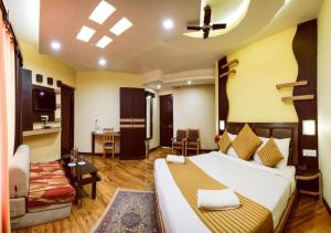 Habitación de hotel con cama y sala de estar. en Hotel Nalanda Ladakh, en Leh
