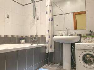 スヴェトロゴルスクにあるSunny Svetlogorsk 6のバスルーム(シンク、洗濯機付)