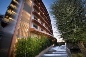 ein Gebäude mit einer Treppe vor einem Gebäude in der Unterkunft Residence Calissano in Alba