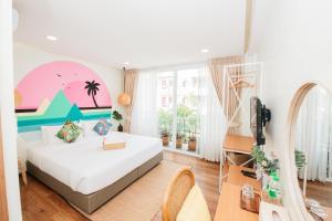 a bedroom with a bed and a large window at Summer Stay Sattahip in Sattahip