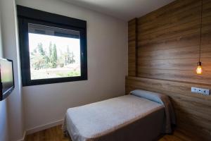 - une chambre avec un petit lit et une fenêtre dans l'établissement HOTEL ALCAZAR, à Mula