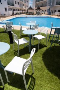 Basen w obiekcie Corralejo Surfing Colors Hotel&Apartments lub w pobliżu