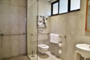 馬翁的住宿－Cresta Maun Hotel，带淋浴、卫生间和盥洗盆的浴室