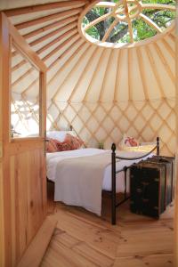 een slaapkamer met een bed in een yurt bij Les Yourtes de Provence in Saint-Paulet-de-Caisson