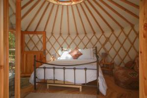 een slaapkamer met een bed in een yurt bij Les Yourtes de Provence in Saint-Paulet-de-Caisson