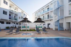 Basen w obiekcie Corralejo Surfing Colors Hotel&Apartments lub w pobliżu