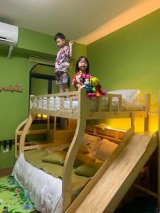 Děti v ubytování 知本赫克力士親子民宿Chihpen Hercules Family Homestay