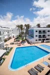 Basen w obiekcie Corralejo Surfing Colors Hotel&Apartments lub w pobliżu