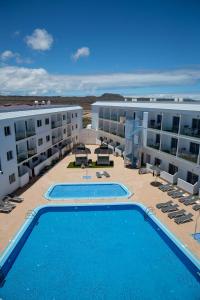 Basen w obiekcie Corralejo Surfing Colors Hotel&Apartments lub w pobliżu