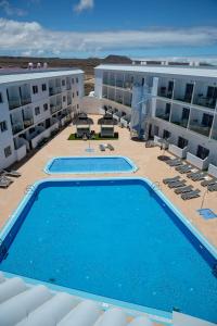 een luchtzicht op een hotel met twee zwembaden bij Corralejo Surfing Colors Hotel&Apartments in Corralejo