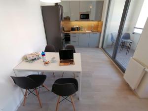 Kuchyň nebo kuchyňský kout v ubytování Prima Family Apartments