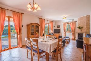 TV a/nebo společenská místnost v ubytování Villa Puerto Alcudia - Lago Aran Berna + 25 fotografií