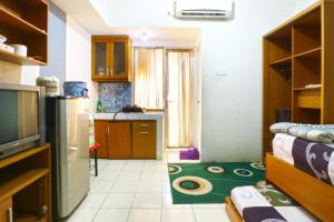 Habitación pequeña con cocina y sala de estar. en Dewi Depok Apartment Margonda Residence 2 en Depok