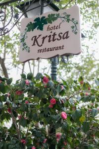 Gastronomy Hotel Kritsa في بورتاريا: علامة على مطعم kittama في الفندق بجوار الأدغال