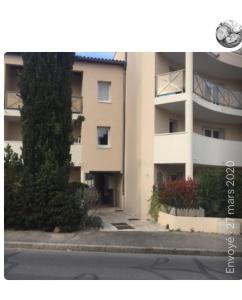 un grande condominio accanto a una strada di Le Piccandet a Saint-Genis-les-Ollières