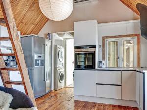 Ett kök eller pentry på Three-Bedroom Holiday home in Gørlev 7