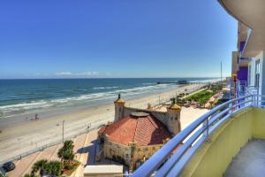 widok na plażę z budynkiem i ocean w obiekcie Wyndhams Ocean Walk Resort w mieście Daytona Beach