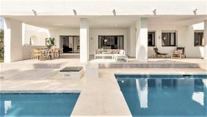 A piscina localizada em Villa Marina ou nos arredores