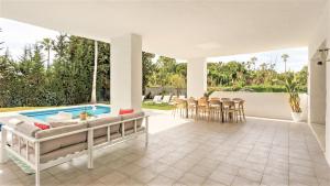 A piscina localizada em Villa Marina ou nos arredores