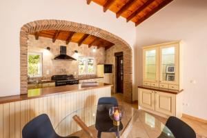 kuchnia ze szklanym stołem i krzesłami w pokoju w obiekcie Casa Amada - Private Villa - Heated pool - Free wifi - Air Con w mieście Silves