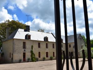 LantheuilにあるVintage Mansion in Lantheuil France with Gardenの白屋根の大きな石造りの建物