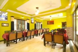 En restaurant eller et andet spisested på Lumbini Guest House