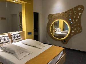 ブエノスアイレスにあるOrigen Hotel -Motel-のベッドルーム(ベッド1台、鏡付)