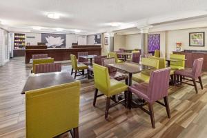 una sala da pranzo con tavoli e sedie in un ristorante di La Quinta Inn by Wyndham Ventura a Ventura