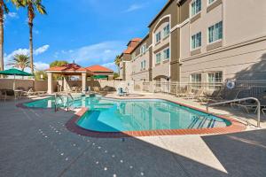 a swimming pool in front of a building at La Quinta by Wyndham Phoenix I-10 West in Phoenix