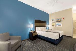 Кровать или кровати в номере La Quinta by Wyndham Phoenix I-10 West