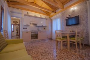 a kitchen and dining room with a table and chairs at Ca' Pierre in Venice