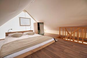 Postel nebo postele na pokoji v ubytování Lakeside Petzen Glamping + 37 fotografií