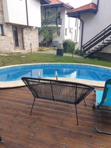 una silla sentada junto a una piscina en Bay View Villas - Summer house Gerovi, en Kosharitsa
