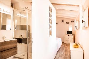 biała łazienka z umywalką i prysznicem w obiekcie Agroturismo Finca Sa Tanca w mieście Cala d´Or